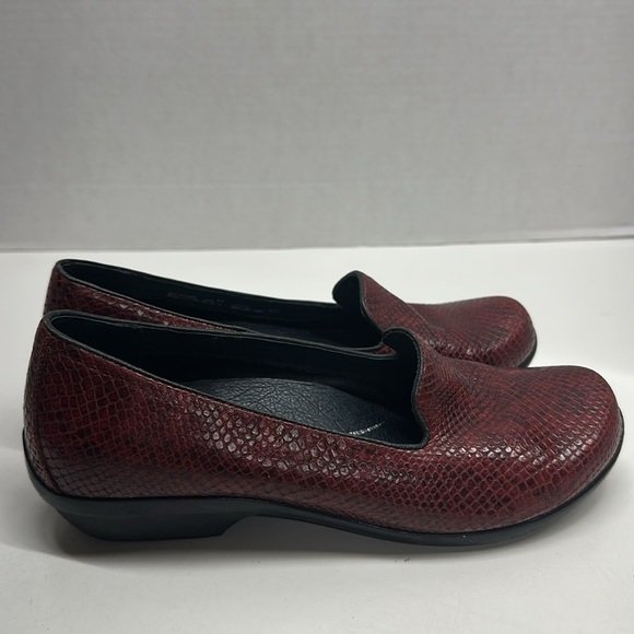 Dansko Olivia Loafer Shoes Slip On Snakeskin Pattern Burgundy Red Size 37 US 7 - Picture 1 of 12
